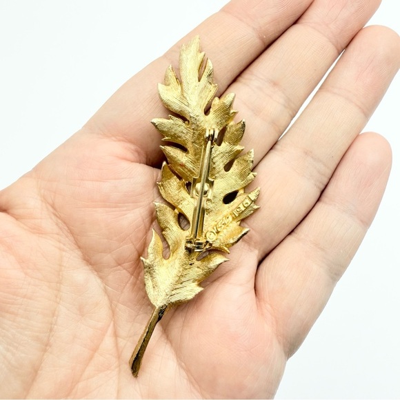 Vintage Signed CORO 1961 Goldtone Textured LEAF Pin Brooch - Picture 6 of 7